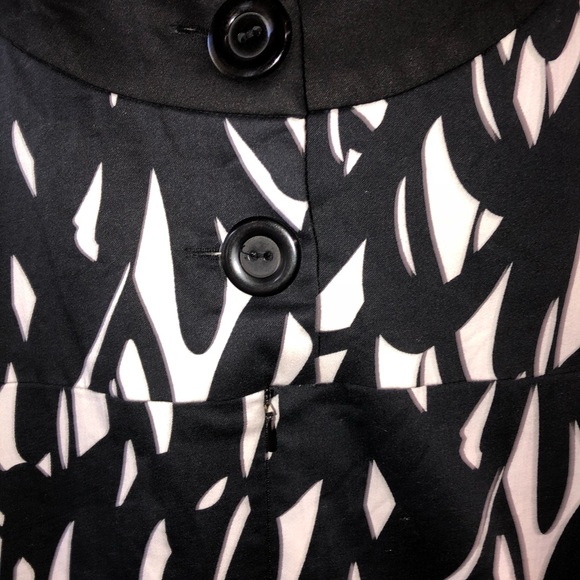 WHITE HOUSE/BLACK MARKET SIZE 14 BLACK AND WHITE SLEEVELESS DRESS - Picture 4 of 6